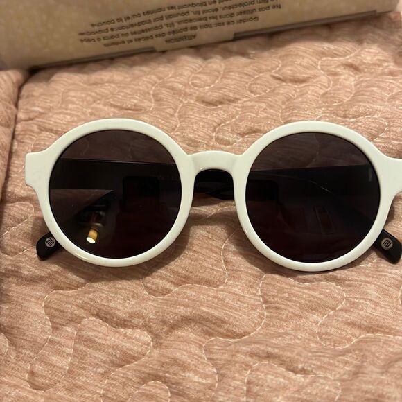Muse white sunglasses never been used in the original case 70s mod new - Picture 2 of 6